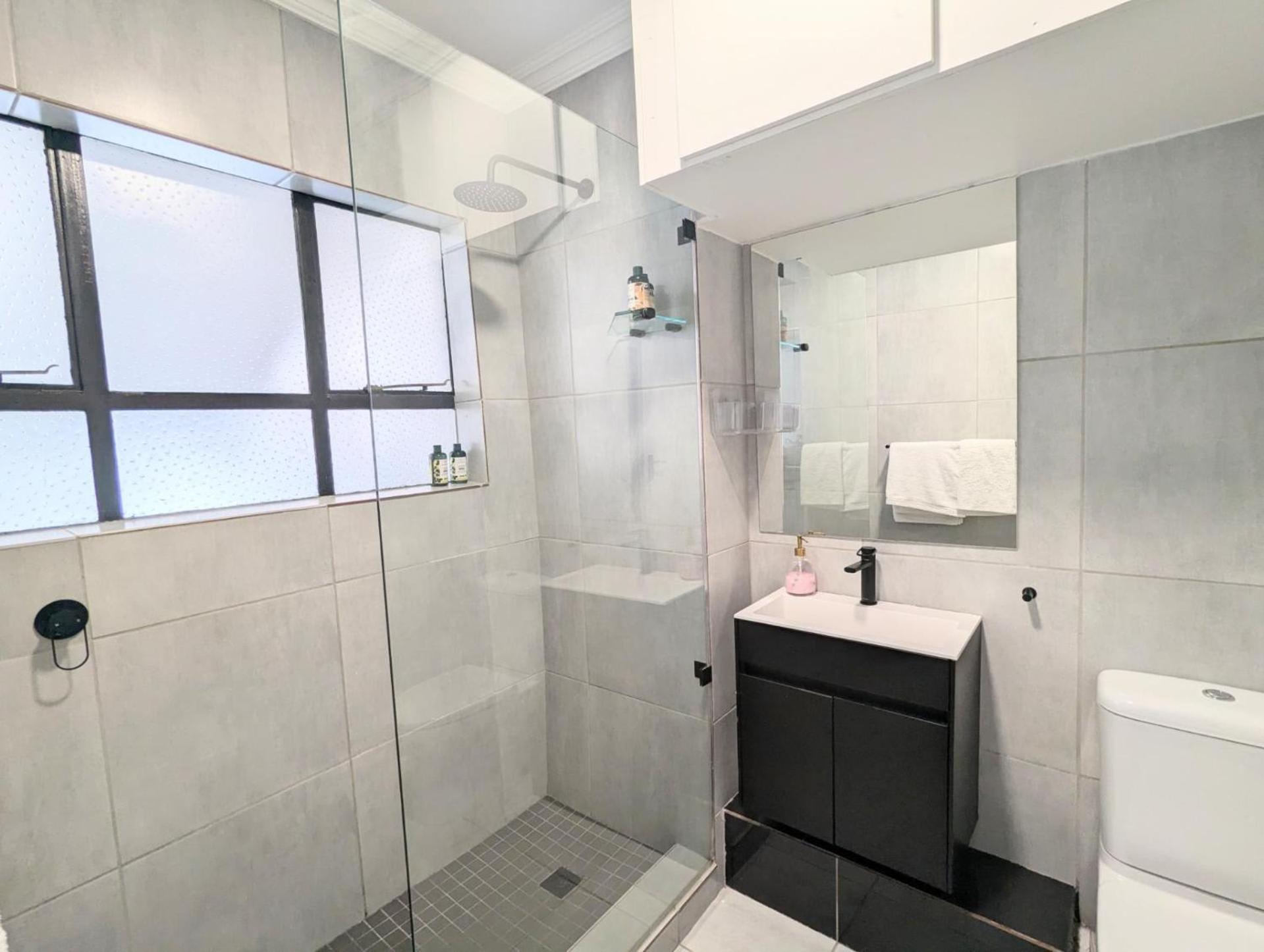 Comfort Stylish With Balcony Views Apartment