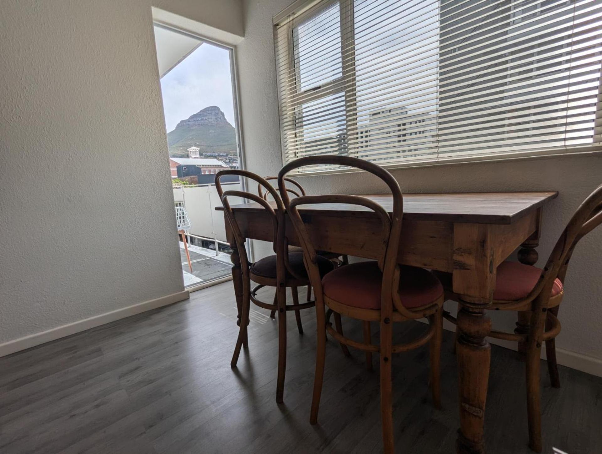 Comfort Stylish With Balcony Views