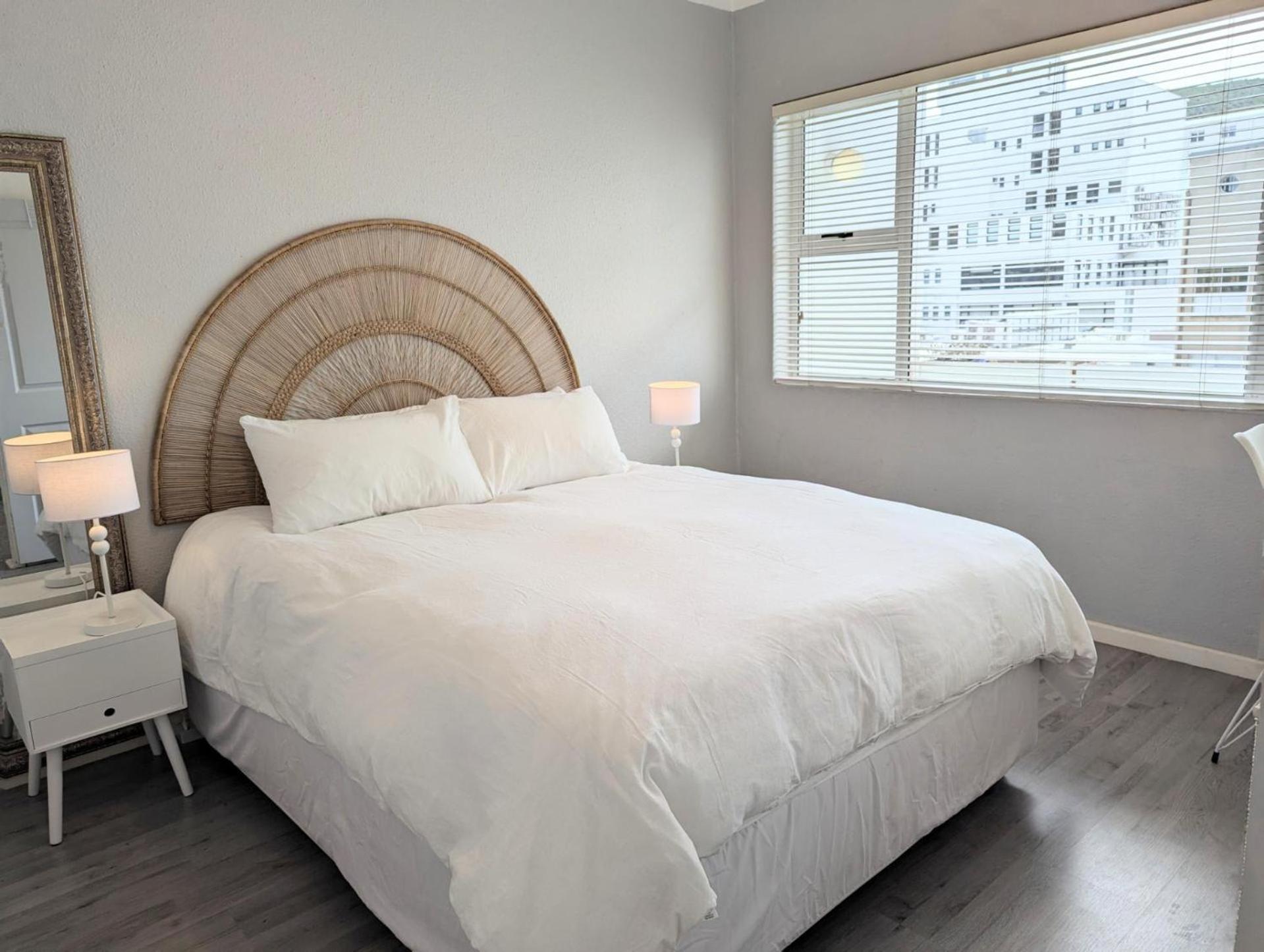 Comfort Stylish With Balcony Views Apartment